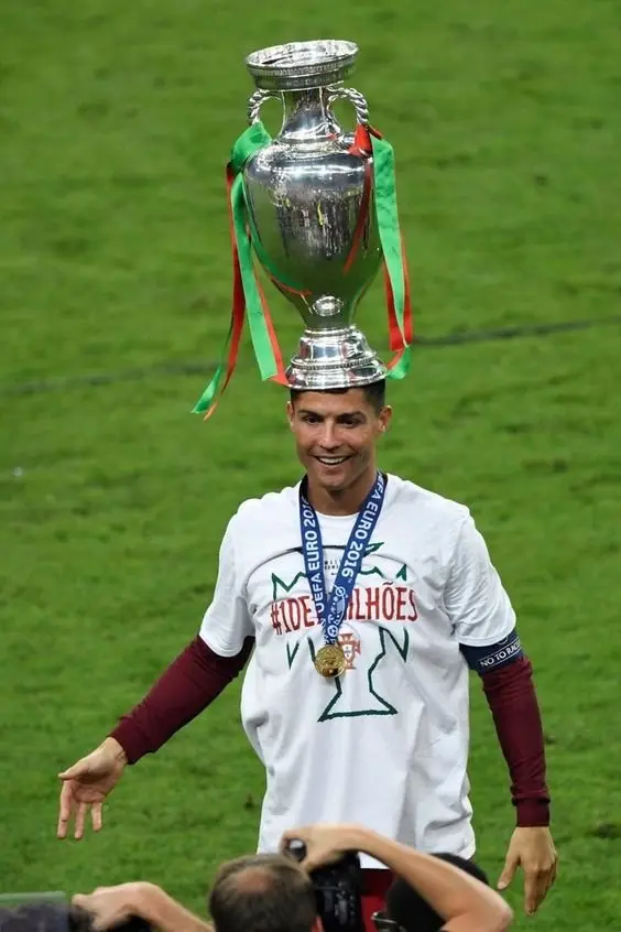 ảnh Ronaldo cầm cúp 17