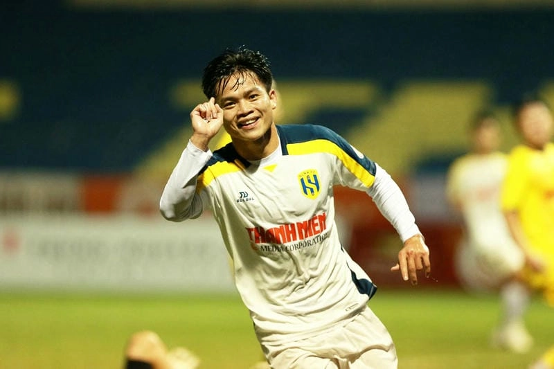  Hồ Văn Cường tranh bóng quyết liệt tại V.League 2023, nguồn: v6bet.