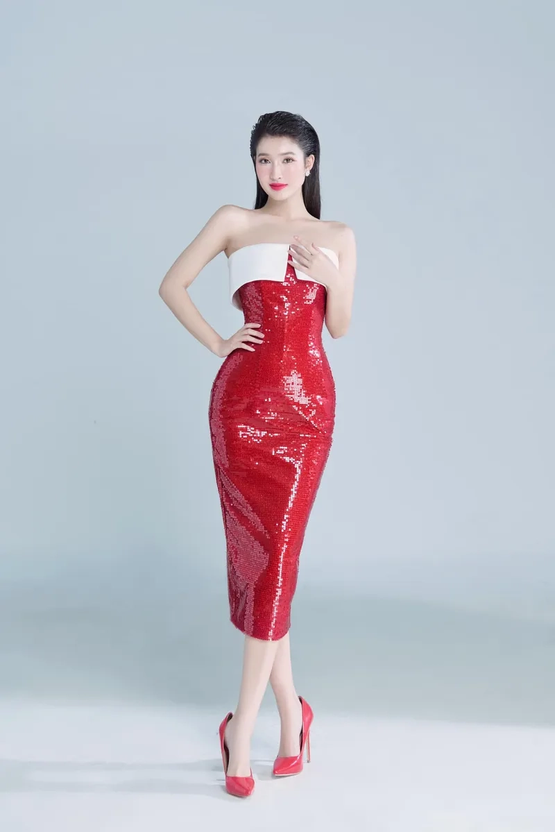 Á hậu Phương Nhi bao nhiêu tuổi qua ảnh phong cách trẻ trung