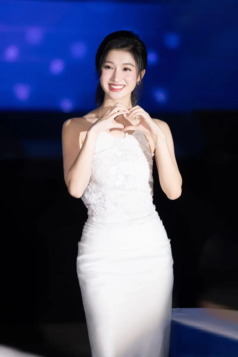 Á hậu Phương Nhi sinh năm nhiêu qua ảnh hành trình tuổi trẻ