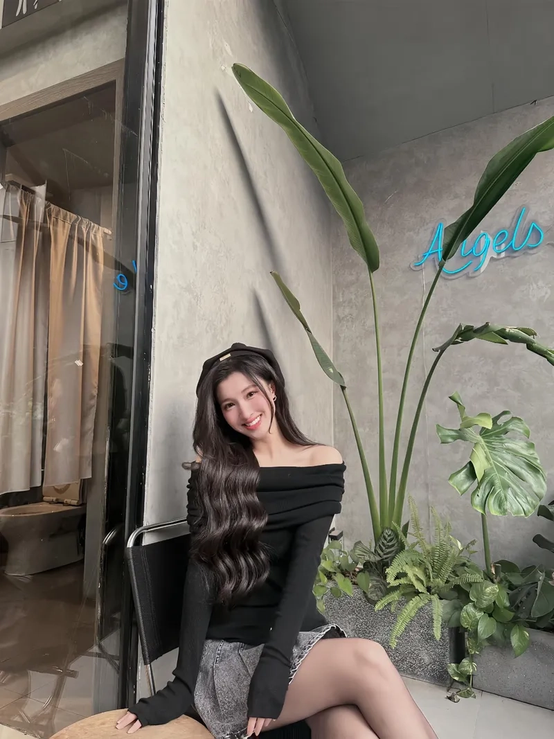 Á hậu Phương Nhi Instagram qua ảnh phong cách mạng xã hội