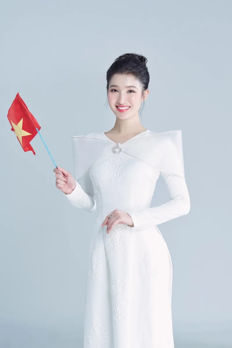 Á hậu Phương Nhi chiều cao qua ảnh catwalk chuyên nghiệp