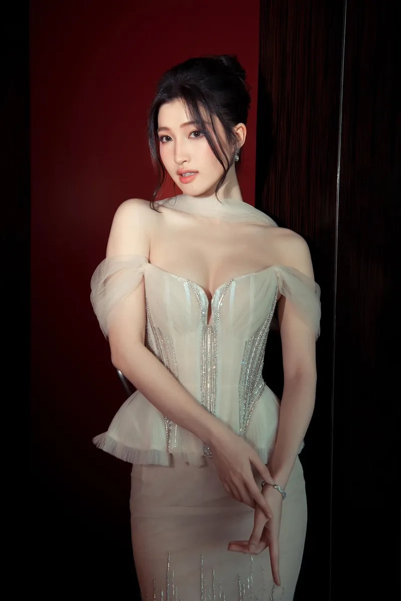 Profile Á hậu Phương Nhi qua ảnh hành trình nhan sắc
