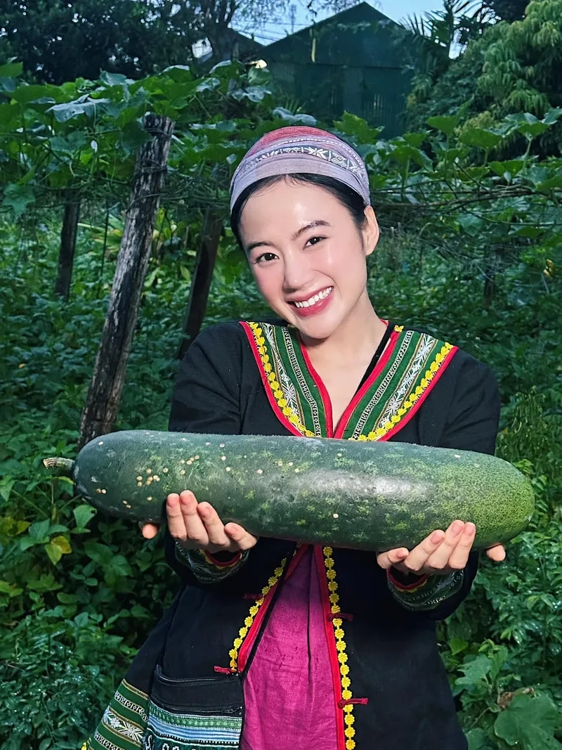 Nghe ca sĩ Angela Phương Trinh qua những bản hit đình đám