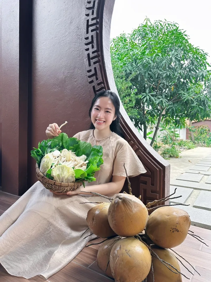 Tìm hiểu Angela Phương Trinh học vấn qua hình ảnh độc đáo