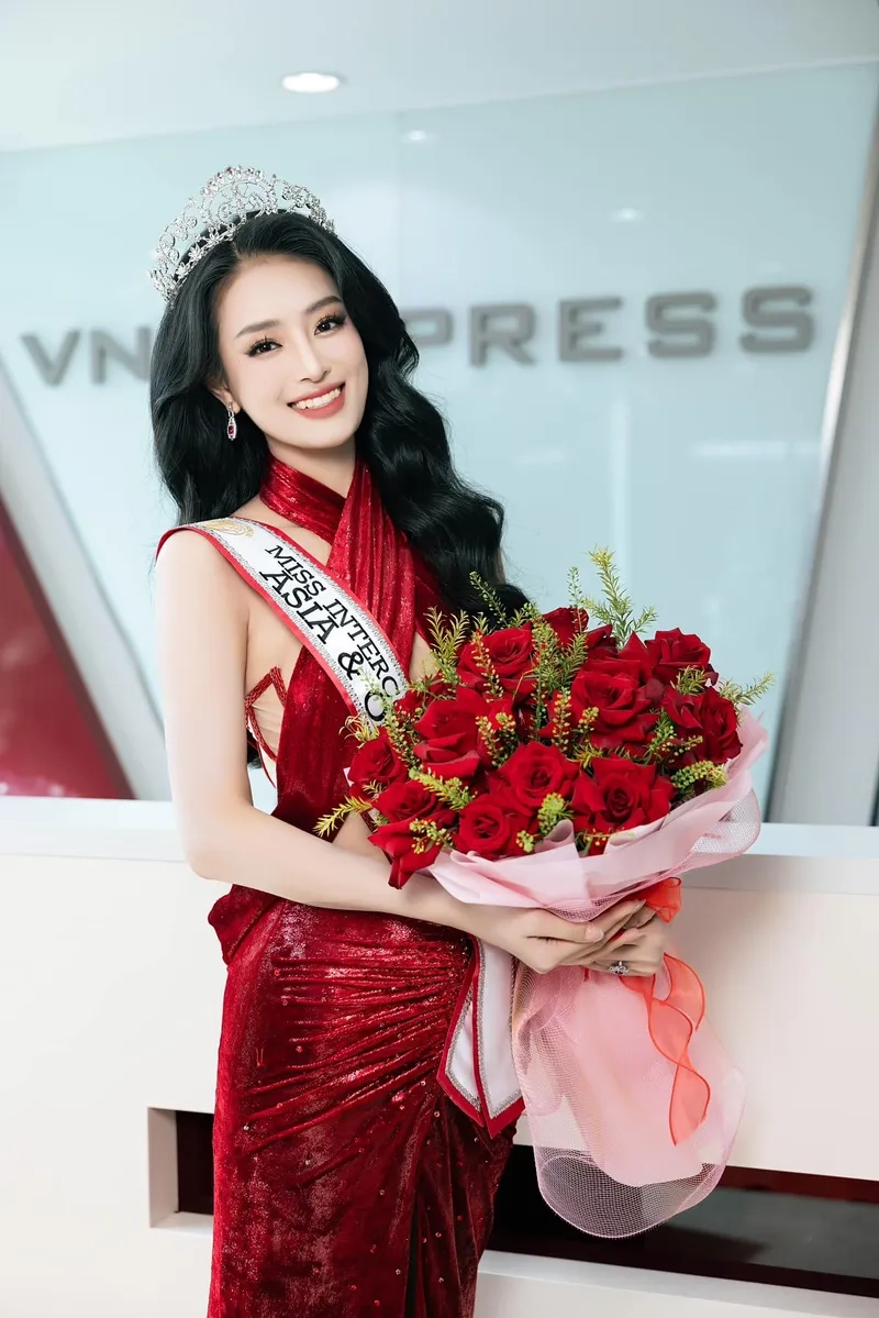 Bùi Khánh Linh đăng quang Á hậu 3 Miss Intercontinental