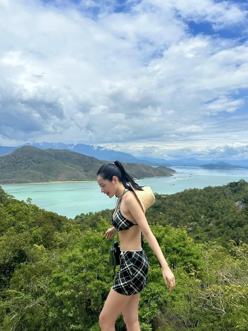 Theo dõi TikTok Chi Pu qua ảnh video ngắn siêu trendy