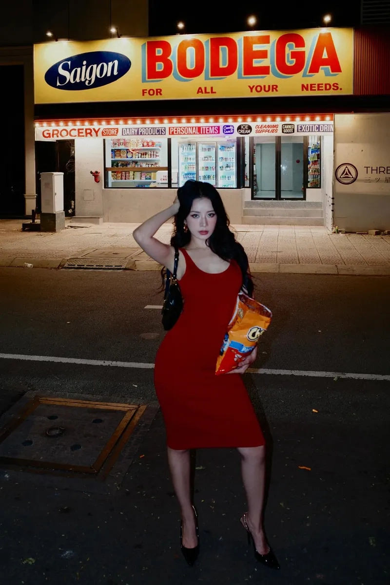 Hát theo lời bài hát Chi Pu finding you qua ảnh MV lãng mạn