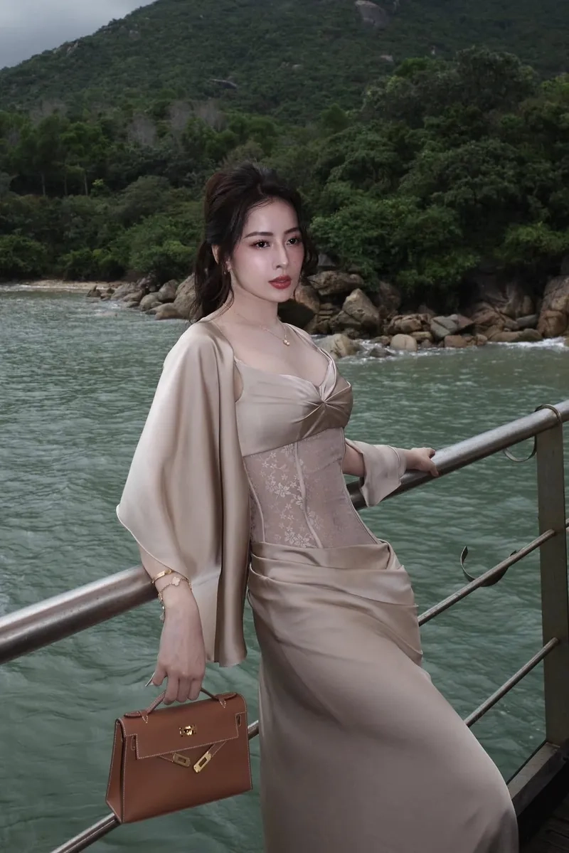 Theo dõi Chi Pu Instagram để xem ảnh thời trang siêu đẹp