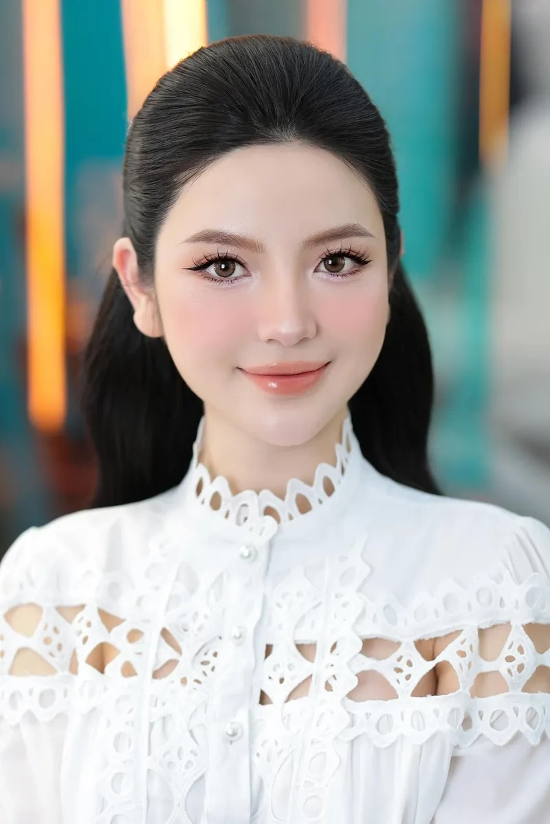 Đọc ngay tiểu sử Chu Thanh Huyền từ hot girl đến bà xã Quang Hải
