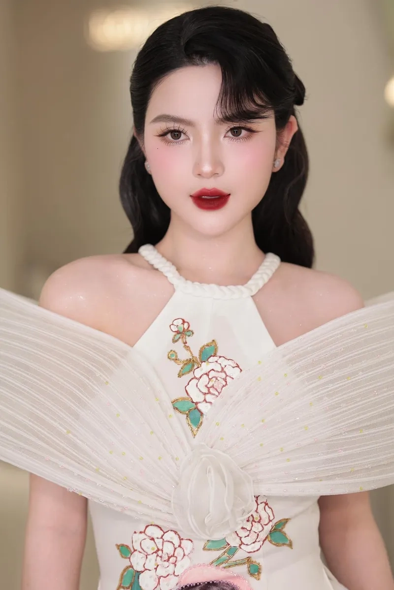 Theo dõi Chu Thanh Huyền instagram để cập nhật hình ảnh mới