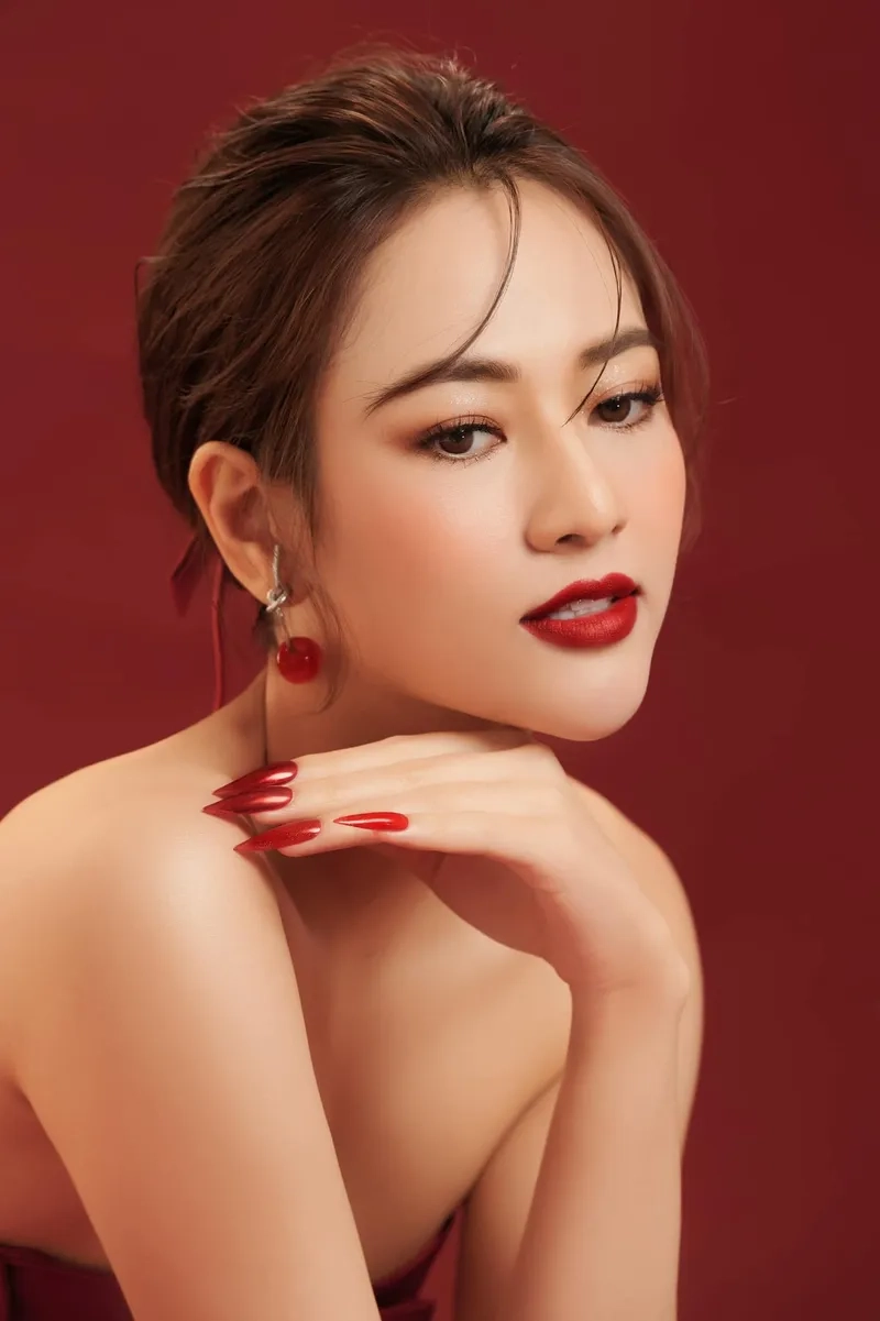 Nữ diễn viên Việt Hoa tỏa sáng với vẻ đẹp và tài năng nổi bật