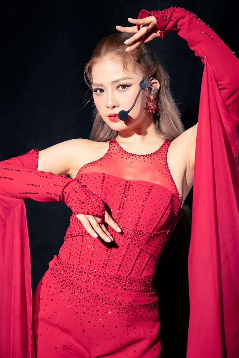 Thưởng thức Dương Hoàng Yến bài hát qua ảnh MV chất lượng