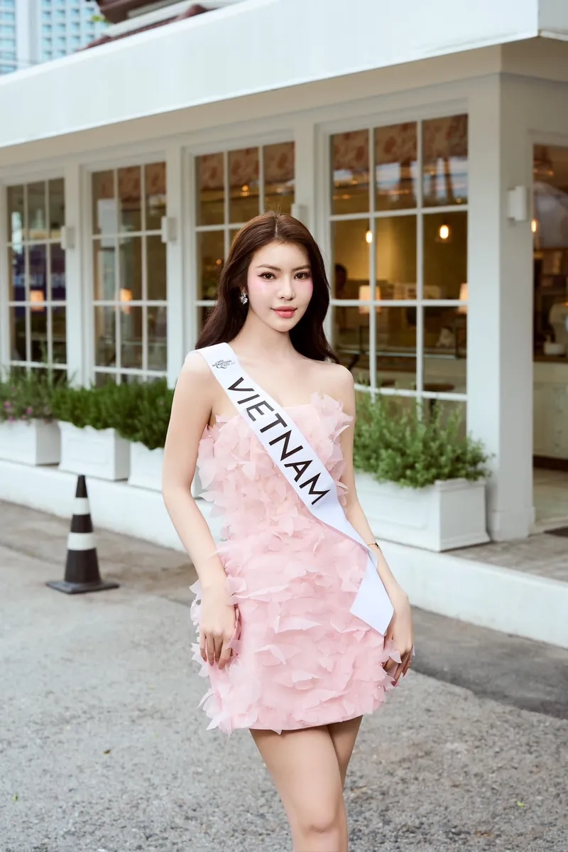 Xem trực tiếp hoa hậu Tường San tỏa sáng trên sân khấu lớn