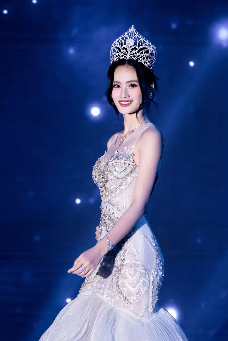 Ý Nhi đăng quang hoa hậu gì? Chuyện chưa kể về vương miện