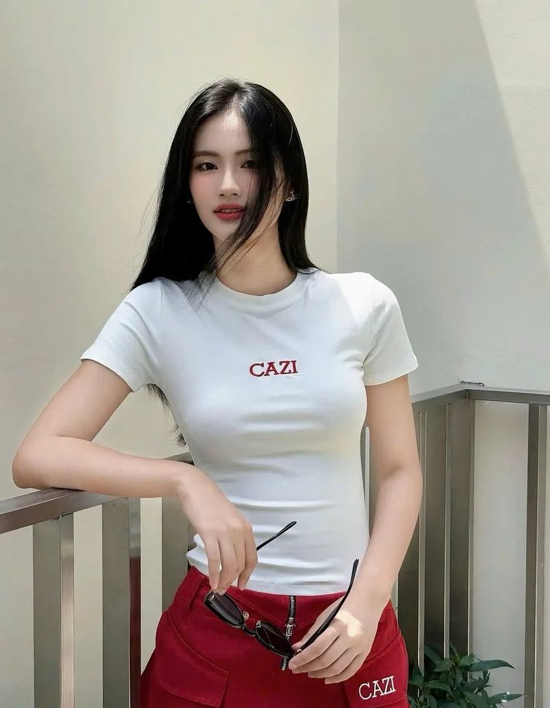 Khoảnh khắc hoa hậu Ý Nhi đăng quang đầy cảm xúc