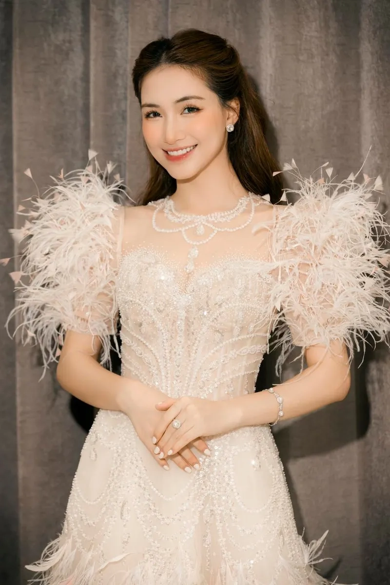 Xem ảnh Hoà Minzy rạng rỡ trên sân khấu Vpop