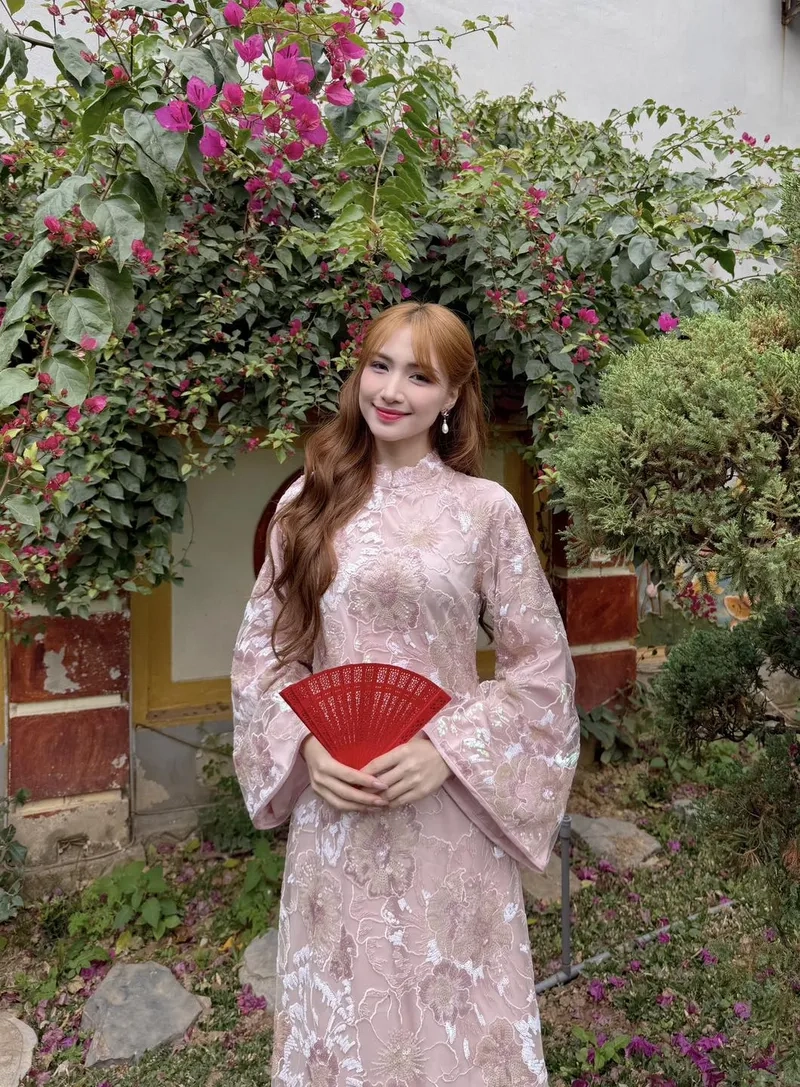 Hoà Minzy sinh năm bao nhiêu và bí mật tuổi trẻ