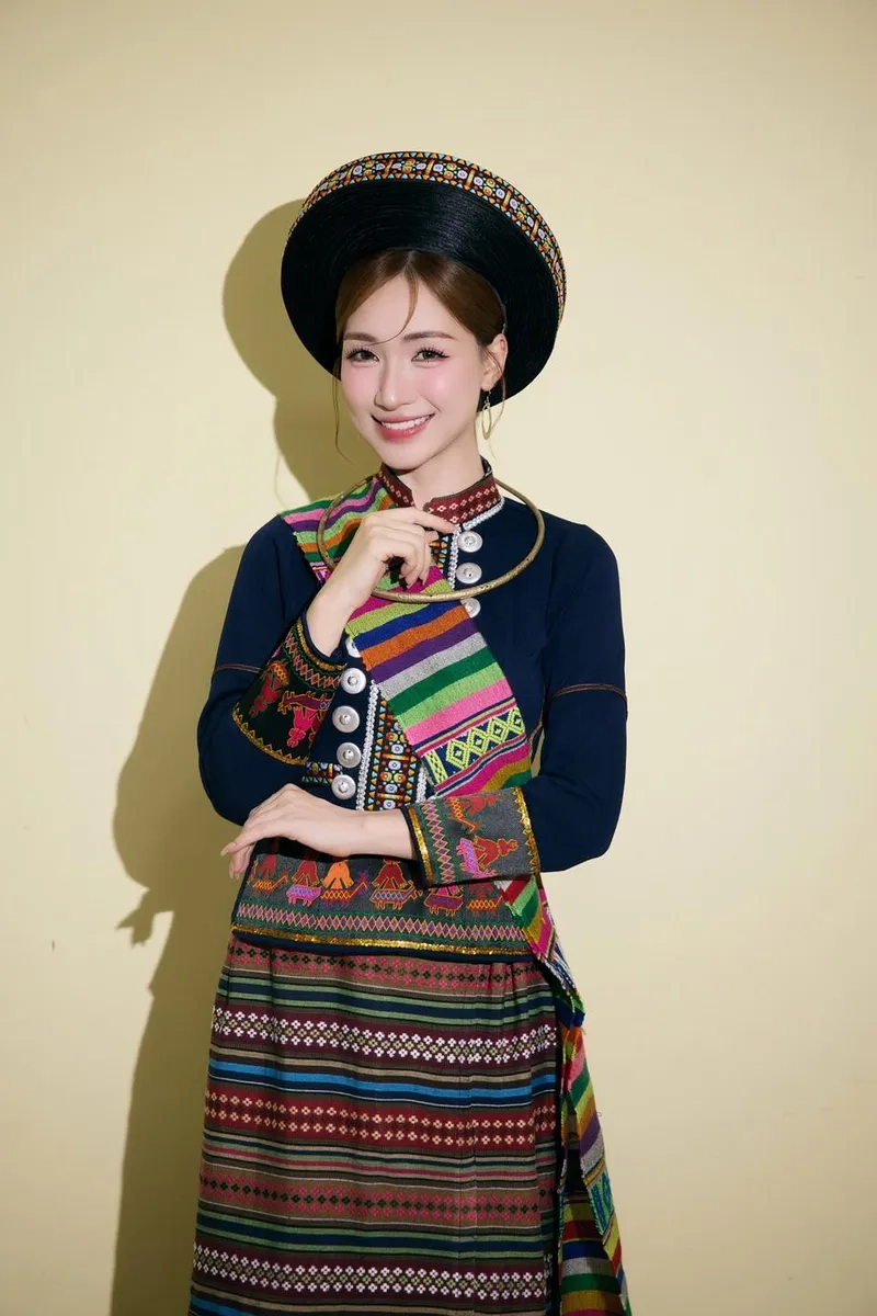 Bật tình yêu lên Hoà Minzy và năng lượng tình yêu rực rỡ