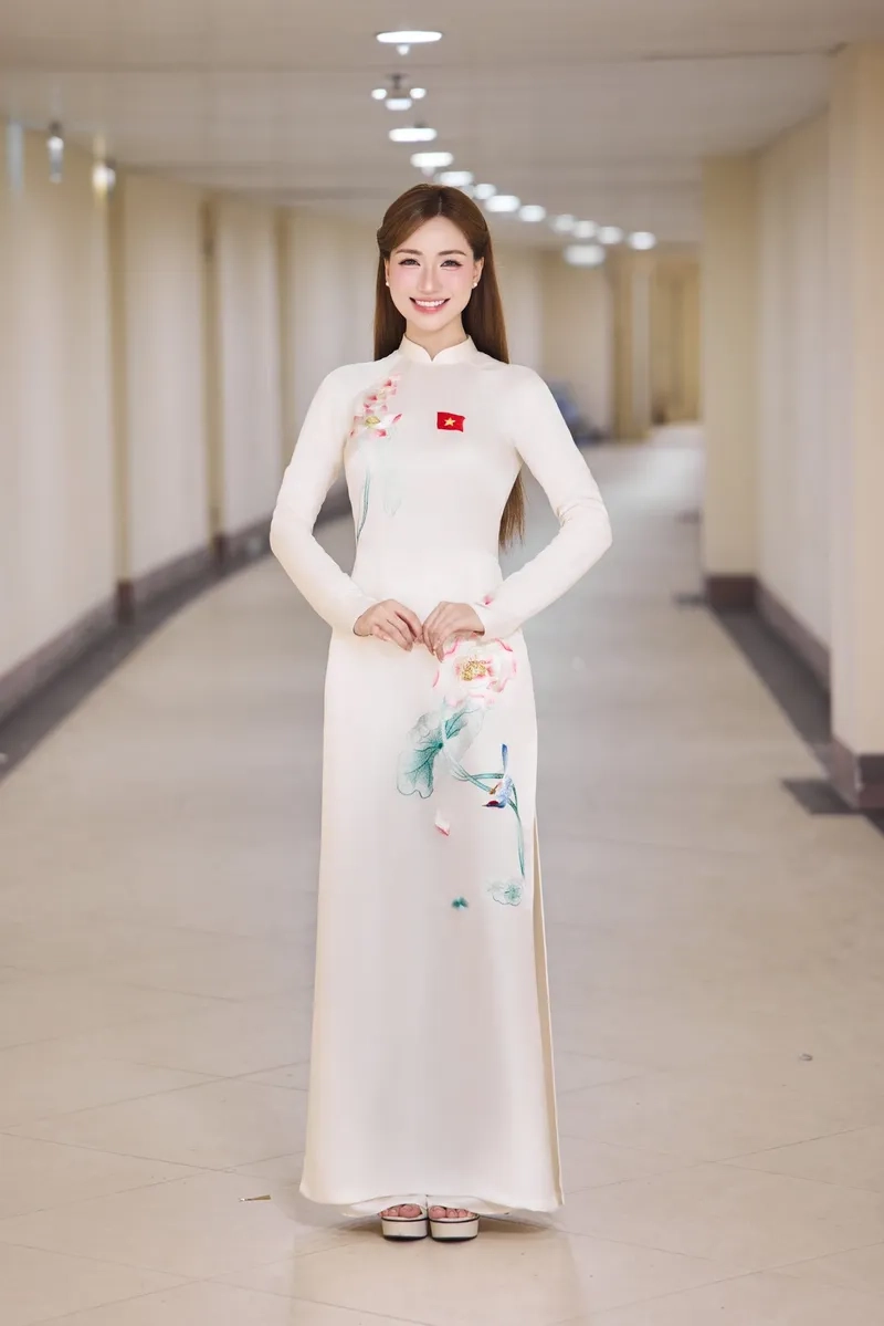 Thị Mầu Hoà Minzy với màn trình diễn đầy màu sắc