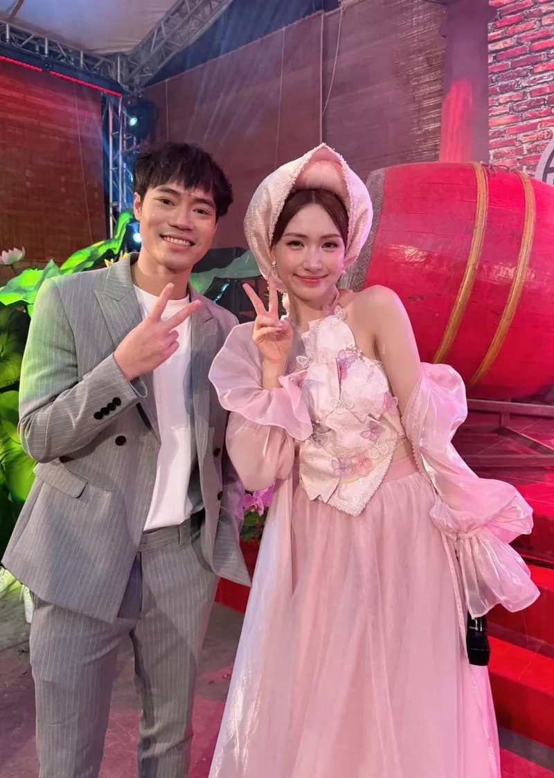 Văn Toàn cầu hôn Hoà Minzy và khoảnh khắc ngọt ngào
