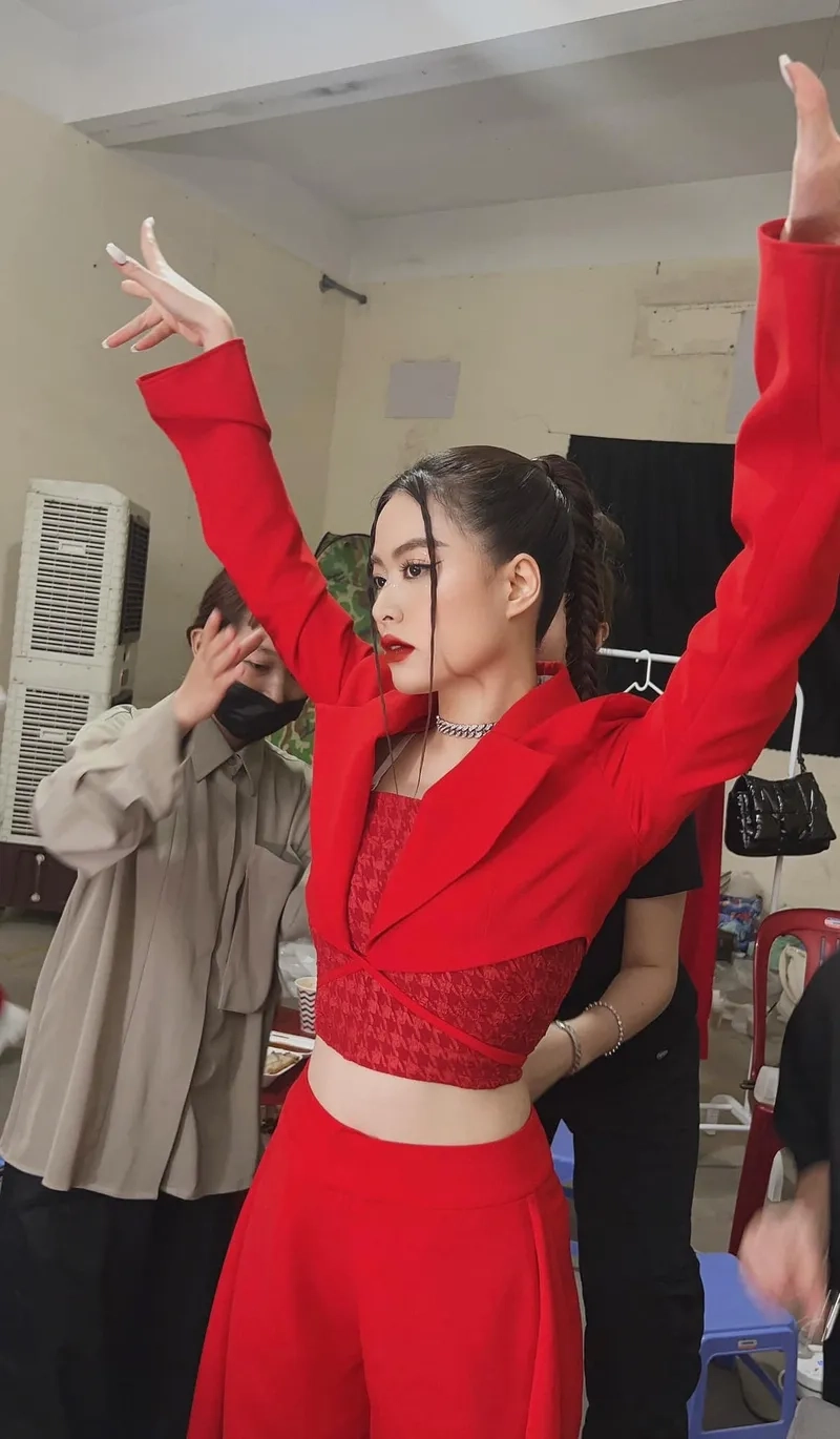 Ca sĩ Hoàng Thùy Linh đã lấy chồng chưa qua ảnh đời thường
