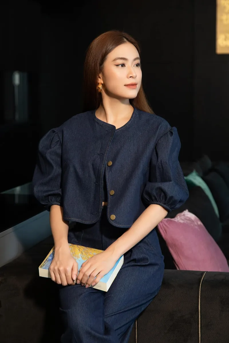 Ca sĩ Thùy Linh cuốn hút qua ảnh sân khấu rực rỡ