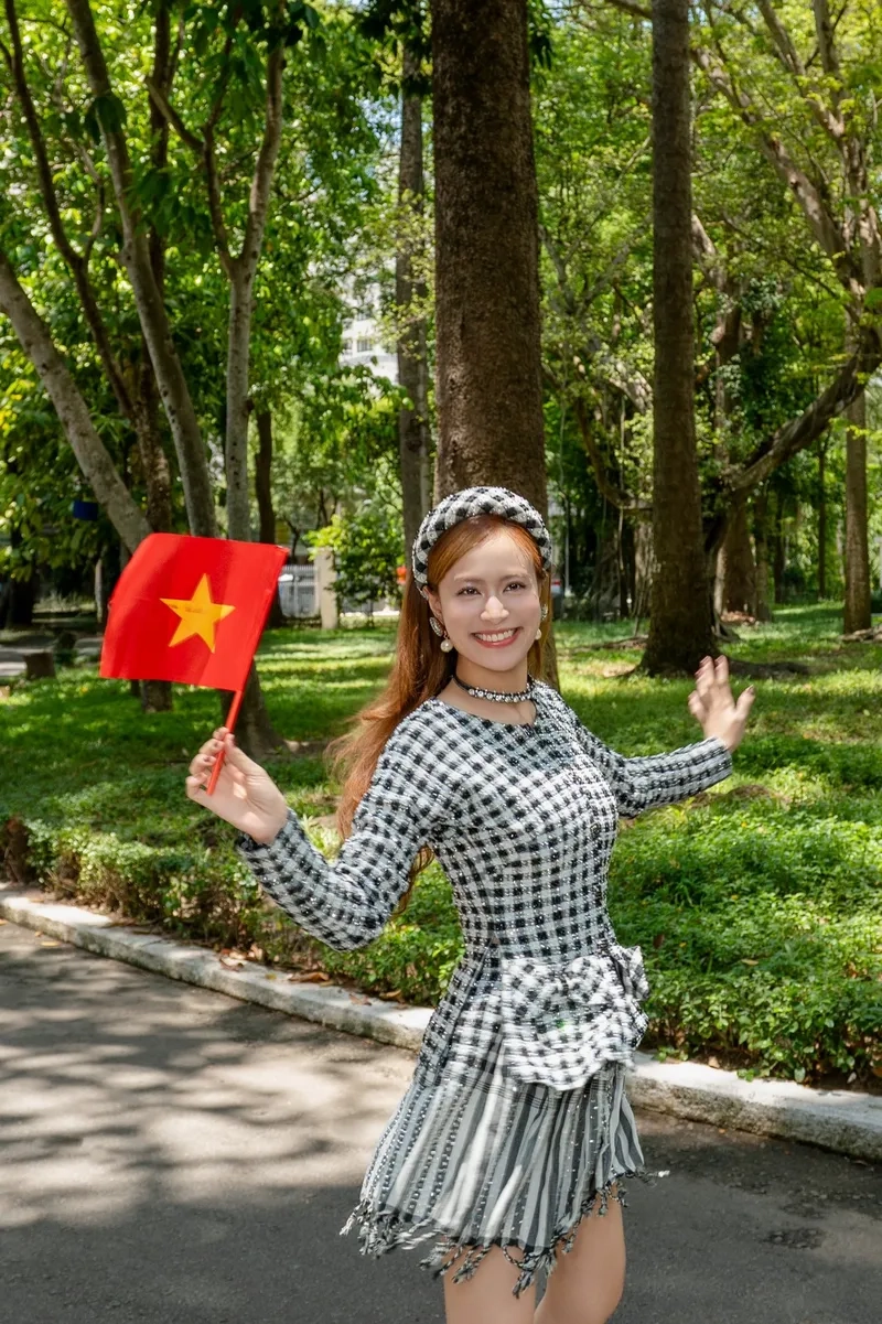 Ảnh Hoàng Thùy Linh lan tỏa phong cách thời trang độc