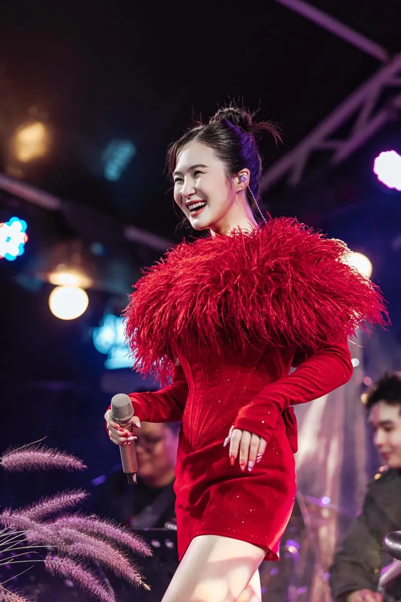 Hát theo lời bài hát Đi Trong Hương Tràm đầy cảm hứng