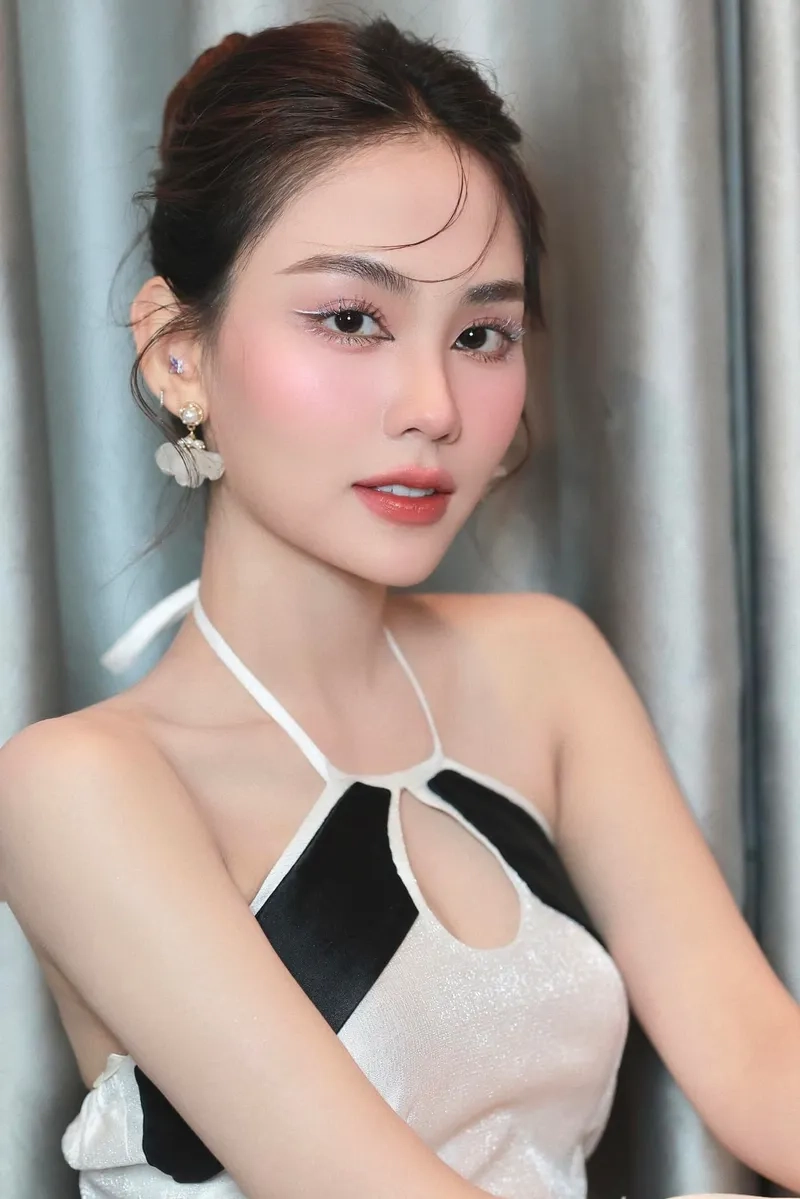 Nghe Huỳnh Nguyễn Mai Phương hát qua ảnh biểu diễn ấn tượng