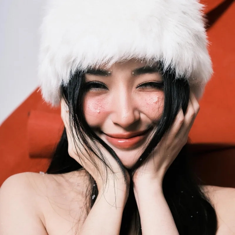 Theo dõi Khổng Tú Quỳnh Instagram để cập nhật hình mới