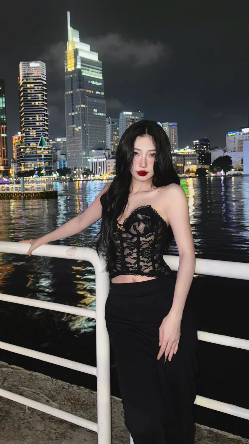 Cô bé dâu tây Khổng Tú Quỳnh biểu tượng tuổi teen Vpop