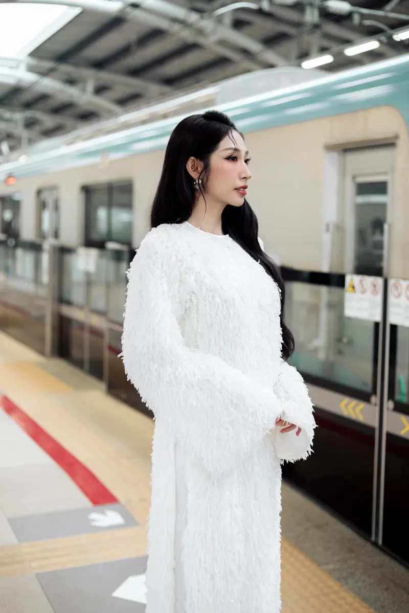 Chị đẹp đạp gió rẽ sóng Khổng Tú Quỳnh tỏa sáng rực rỡ
