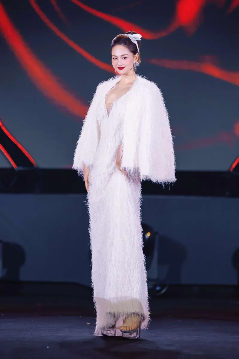 Lan Phương Bố già mang đến vai diễn hài hước đáng nhớ