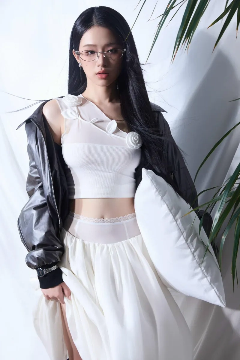 Chiều cao Linh Ka 1m56 và body chuẩn chỉnh