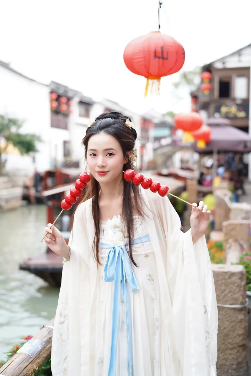 Hình ảnh Midu luôn rạng rỡ trong các sự kiện thời trang