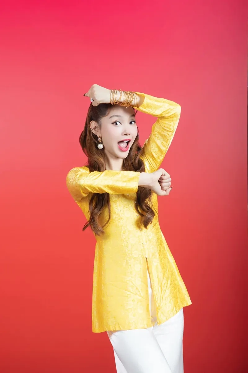 Theo dõi Minh Hằng live để thấy cô gần gũi với fan