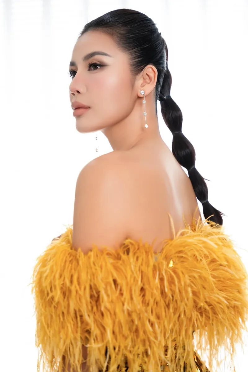Minh Tú phẫu thuật thẩm mỹ và ảnh đẹp tự nhiên gây tranh cãi