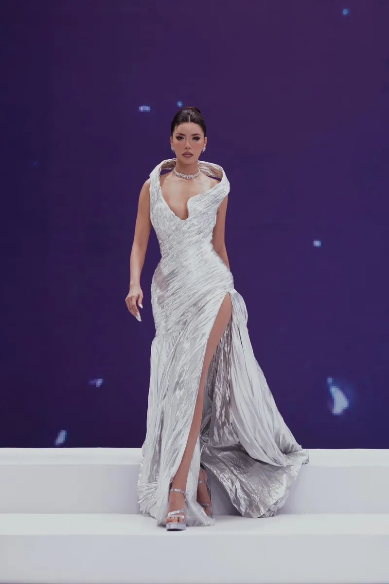 Theo dõi Minh Tú Instagram để xem ảnh thời trang mới nhất