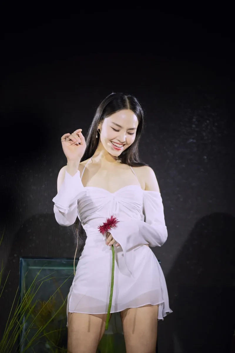 Nghe hit Miu Lê anh đang nơi đâu qua ảnh sân khấu