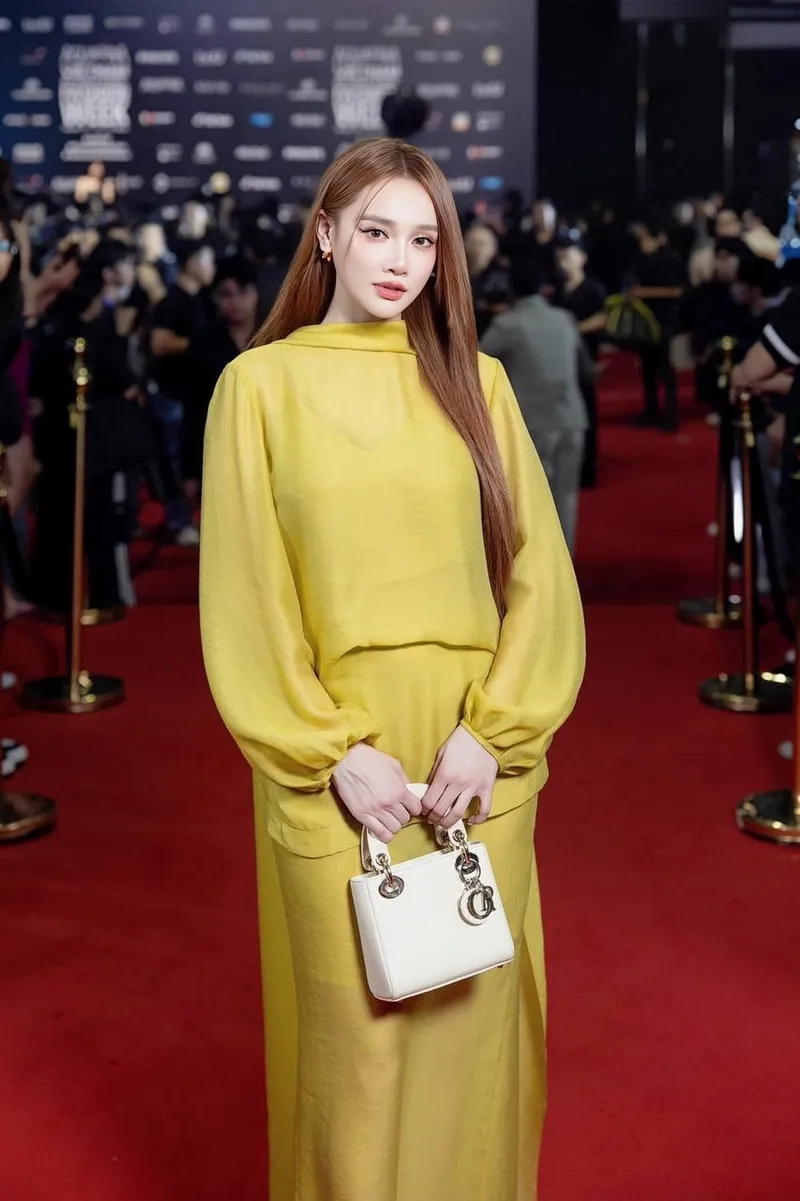 Xem Nhã Phương livestream để giao lưu cùng thần tượng