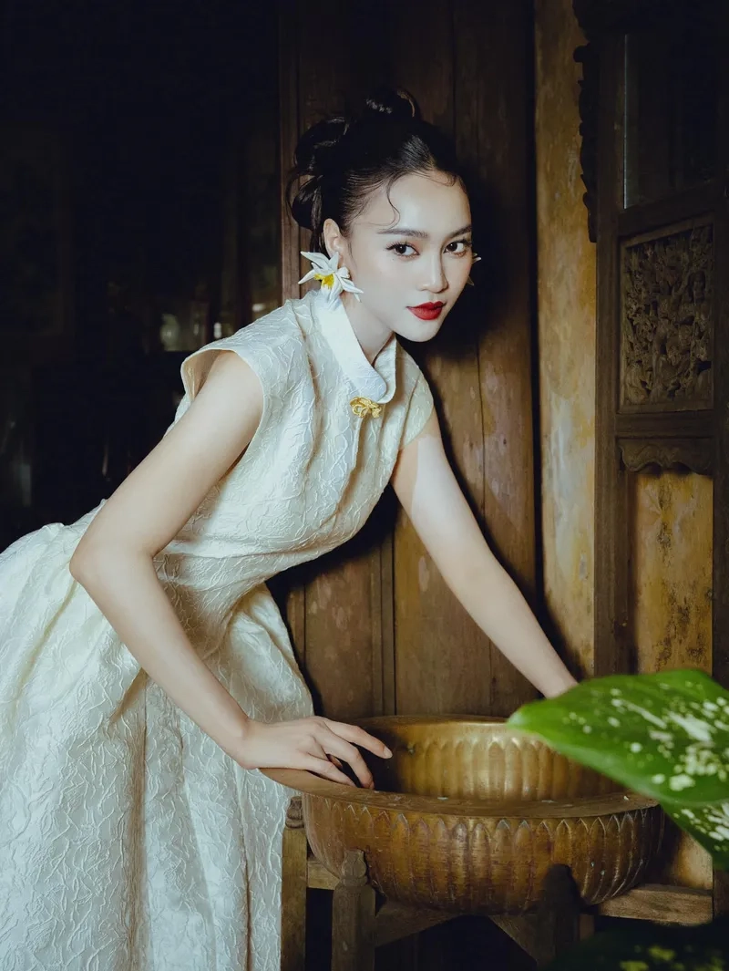 Ninh Dương Lan Ngọc livestream chia sẻ bí quyết nhan sắc