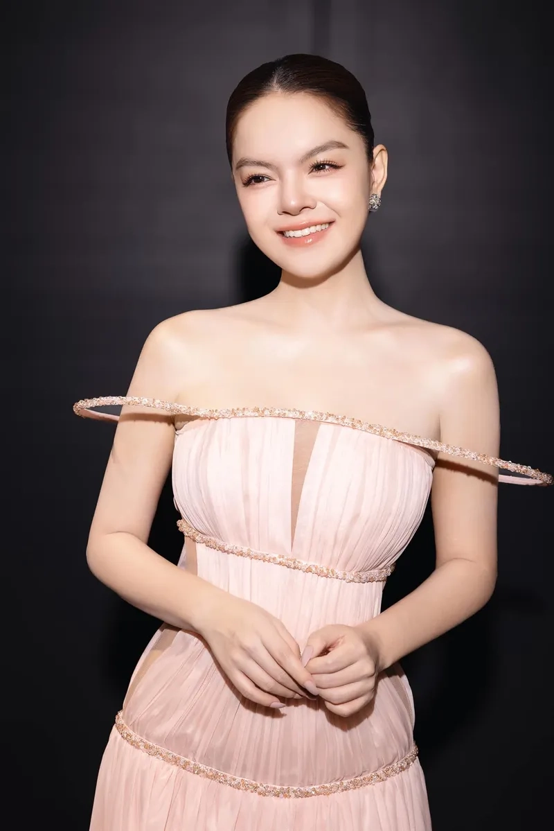 Thưởng thức Phạm Quỳnh Anh bài hát với giai điệu bất hủ