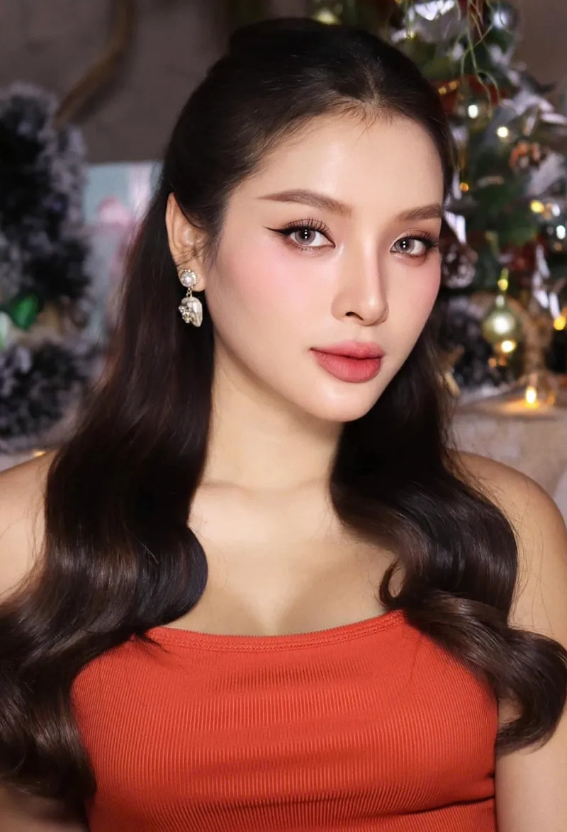 Xem Phương Trinh Jolie biểu diễn trong Phương Trinh Jolie hát