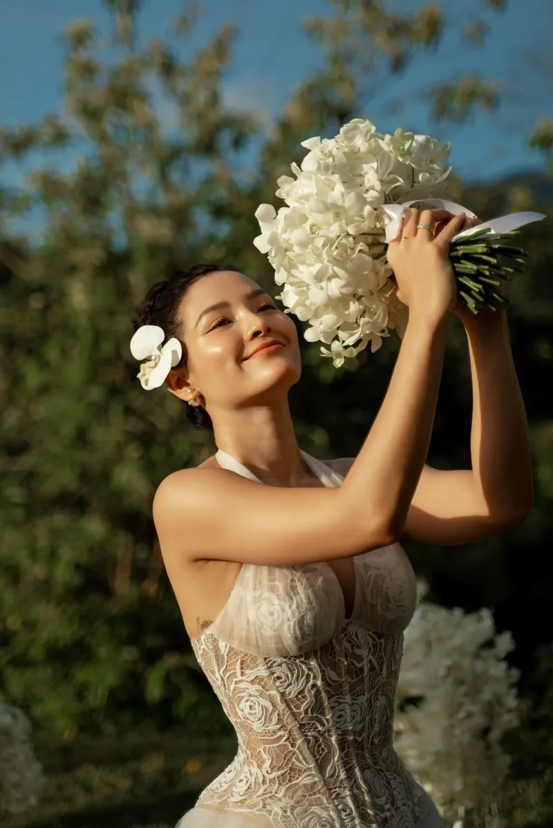 Nghe bài hát của ca sĩ Phương Trinh Jolie qua ảnh đẹp