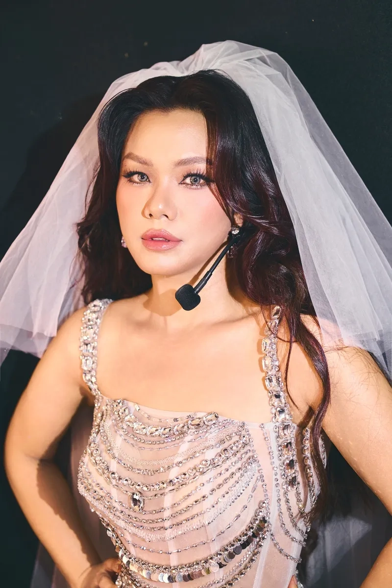 Phương Vy Đường Cong với phong cách trình diễn cuốn hút