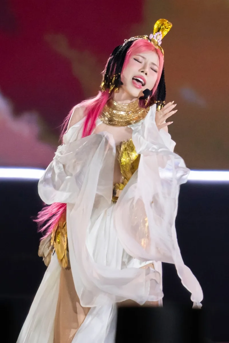 Hát theo barbie Trang Pháp lyrics qua ảnh MV thời thượng