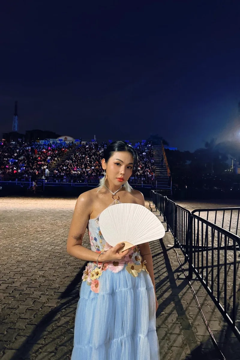 Nghe Trương Thảo Nhi 4 chữ lắm qua ảnh sân khấu đẹp