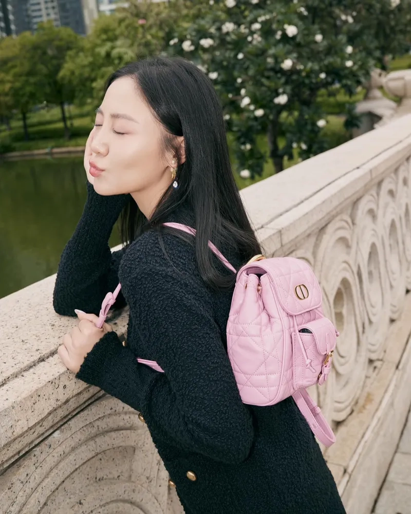 Văn Mai Hương cover qua ảnh thể hiện ca khúc đình đám