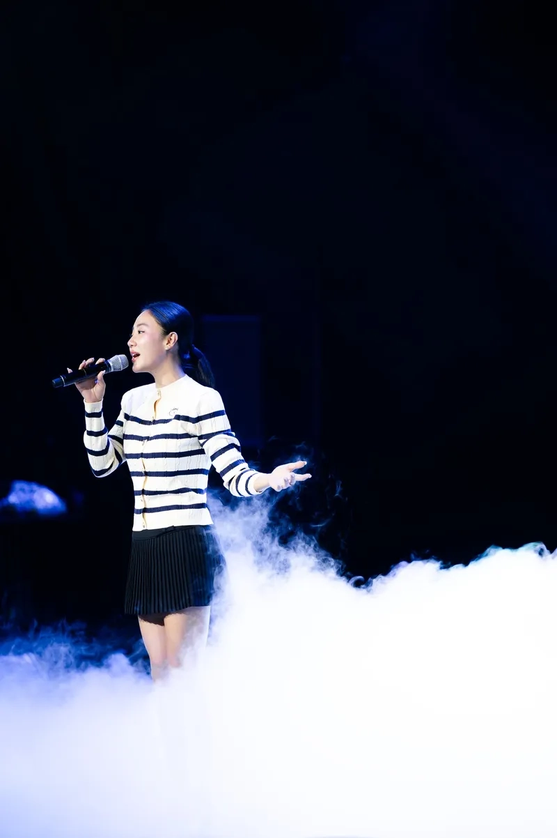 Hát Hương karaoke Văn Mai Hương qua ảnh biểu diễn vui